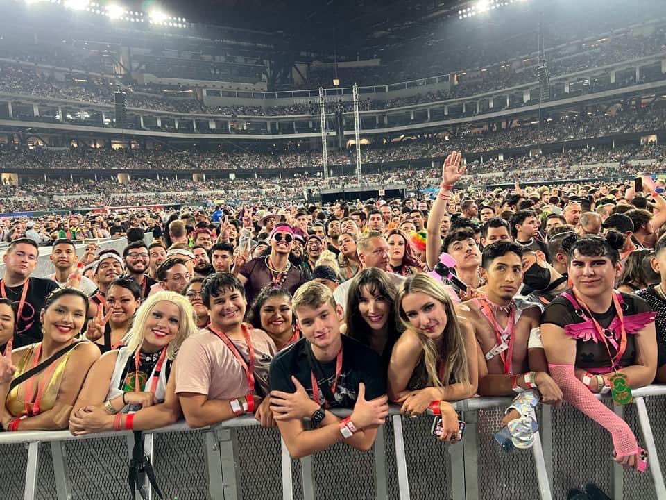 alealejandro_28's tweet photo. At this time exactly last week, we secured barricade at the Chromatica Ball in Dallas 😭⚔️💖 #ChromaticaBallDallas #ChromaticaBallArlington https://t.co/YsqOc67Ozl