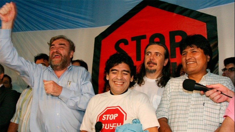 SiempreAlDiego's tweet photo. Muchos años después se subió a un tren de compromiso político y social que ya era una característica en su persona. El famoso Tren del Alba que le puso límites a los yanquis en América Latina. El famoso #StopBush.
Siempre #DiegoEterno. Siempre #Maradona.
#DiaDelFerrocarril https://t.co/ysJKjYq1rd