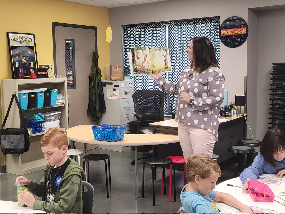 MrEthanGregory's tweet photo. My kids were blessed with a special reading guest today! Our amazing Principal, @lucianabrown76 came down to show 4th grade some love and share "what makes us special makes us strong". Thanks for making my Tigers' day! @WOHETIGERS @willardschools #OneWillard #WOHEstrong #teacher https://t.co/v36Sz40uKd