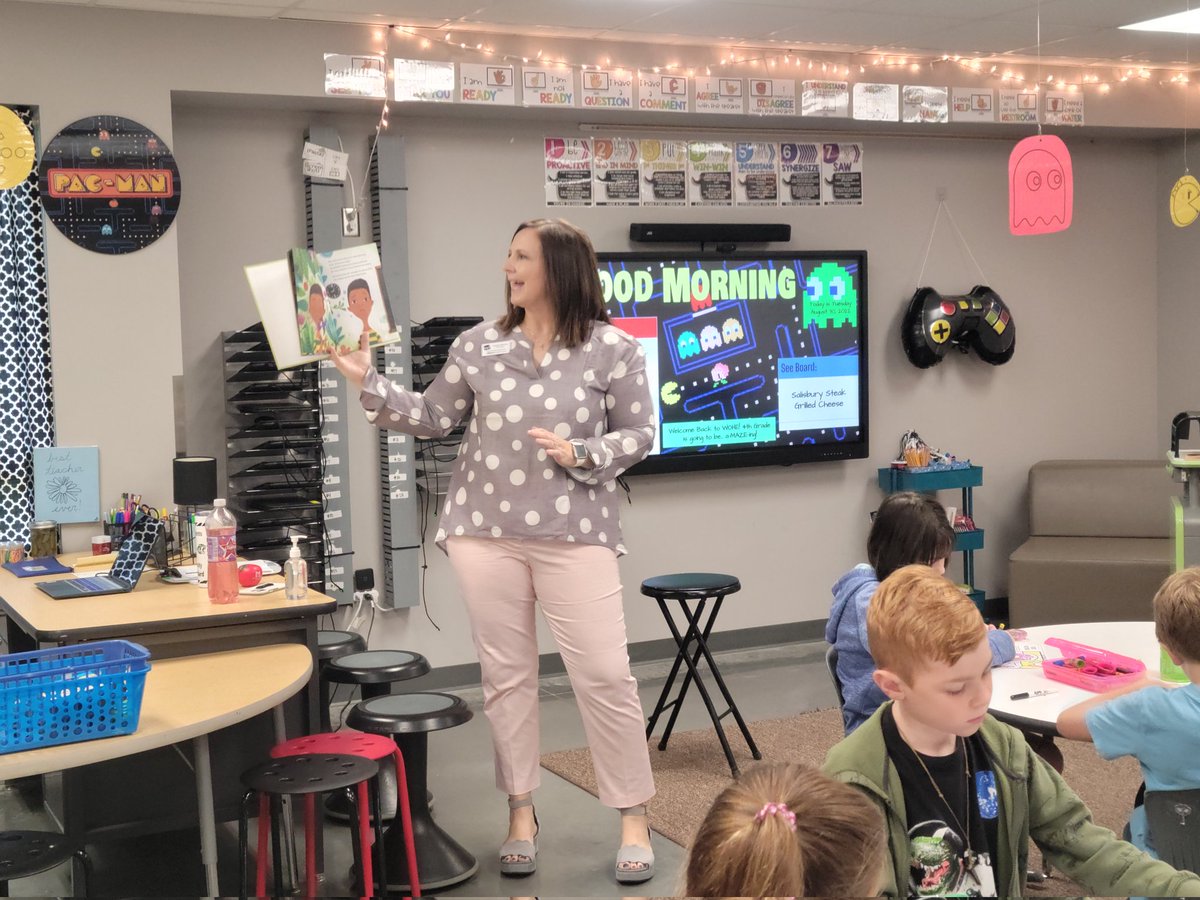 MrEthanGregory's tweet photo. My kids were blessed with a special reading guest today! Our amazing Principal, @lucianabrown76 came down to show 4th grade some love and share "what makes us special makes us strong". Thanks for making my Tigers' day! @WOHETIGERS @willardschools #OneWillard #WOHEstrong #teacher https://t.co/v36Sz40uKd