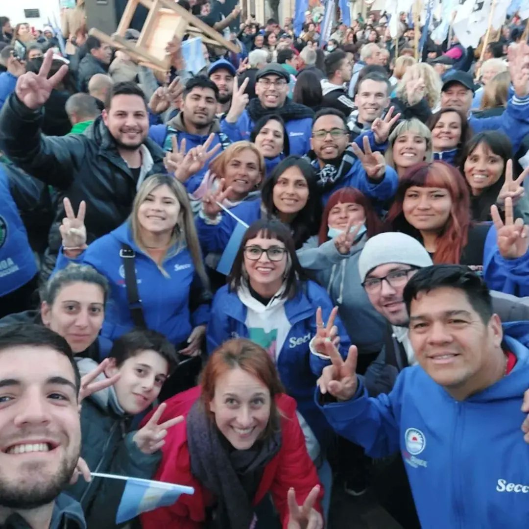 jfgbuenosaires's tweet photo. CON CRISTINA SIEMPRE ‼️

❤️💙 La juventud que le pone el cuerpo a las ideas sigue acompañando a nuestra conductora @CFKArgentina https://t.co/wJF5ZRWKS1
