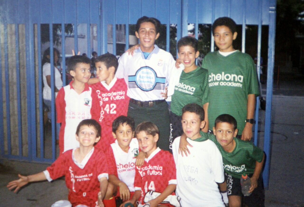 Mira esta joya que encontré <a href="/PegaDubon10/">PEGA DUBON #10 E.S</a>  tu despedida con todas la filiales de la Escuela de Fútbol  La Chelona ⚽️ cuando ibas para Finlandia 🇫🇮