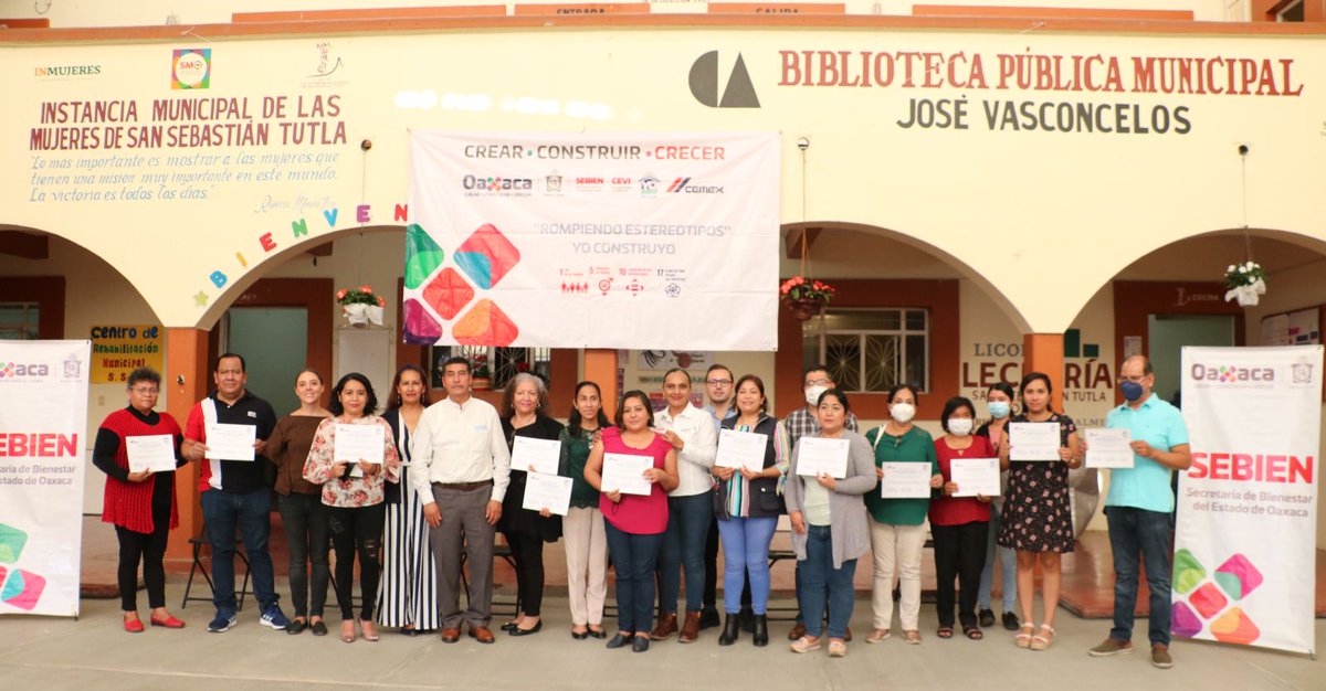 SEBIENTI_GobOax's tweet photo. En San Sebastián Tutla se realizó la clausura del curso Rompiendo Estereotipos #YoConstruyo, en representación de la Sria. @Yola_MartinezL, la y el Subsrio. @Claritza_Pineda y @JesusM_Subse, entregaron las constancias a las participantes. @alejandromurat https://t.co/FxVqavk0NB