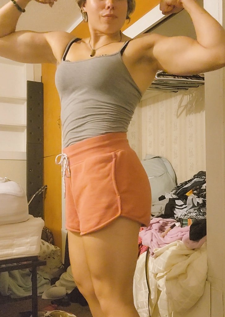 QueefyB's tweet photo. Goblin queen of messy rooms https://t.co/py7uXClPXW