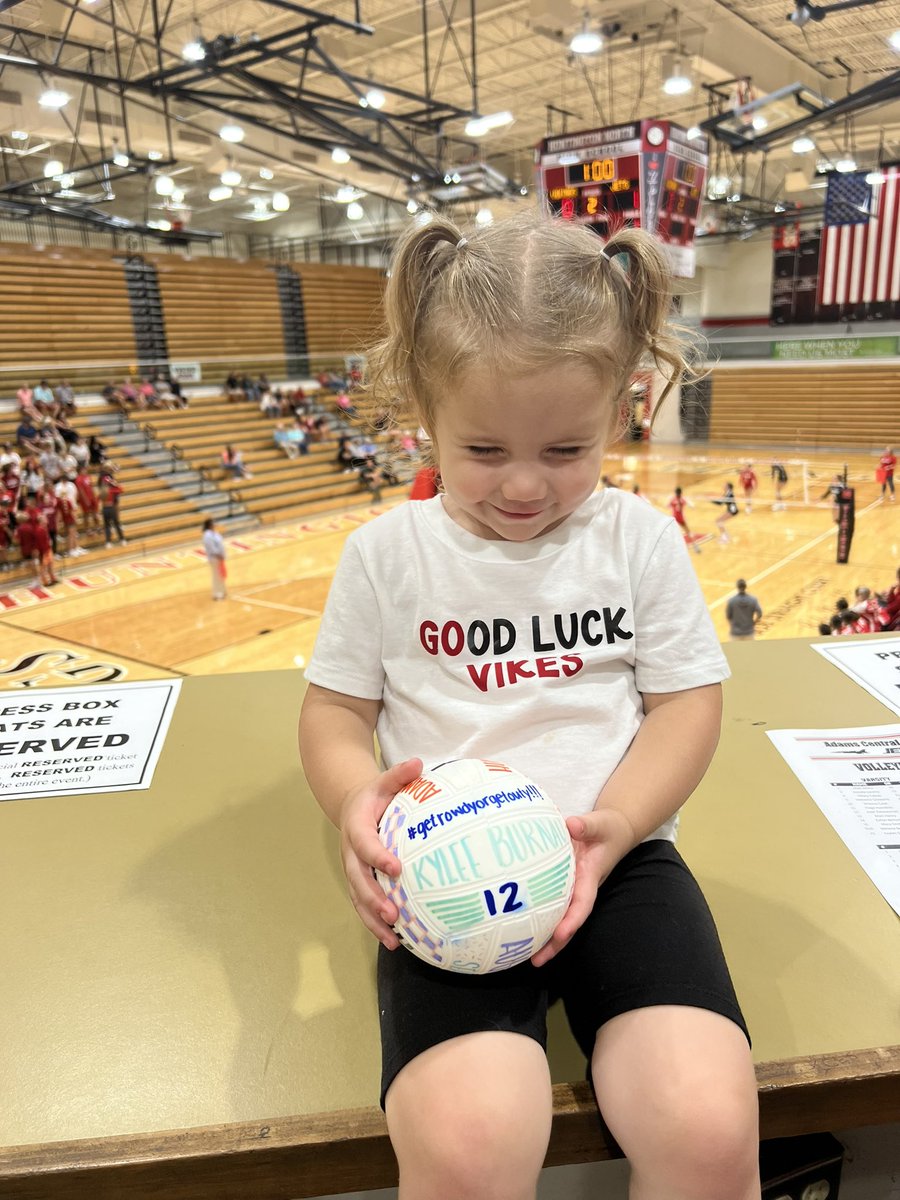 Tweetweet_SC's tweet photo. Someone is pumped she got her first volleyball tonight! #HNVikingPride https://t.co/jn5ZoMTgU7