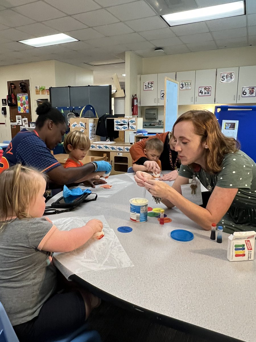 BatsellECSE's tweet photo. One of our favorite (and tastiest!) days in speech! A perfect activity for All About Colors week! Using a marshmallow as a paint brush to mix mix mix the colors together and make a new color! 🌈🎨 @Fosterspeechie @HumbleISD_FE @HumbleISD_PREK https://t.co/uO8hlawZi4