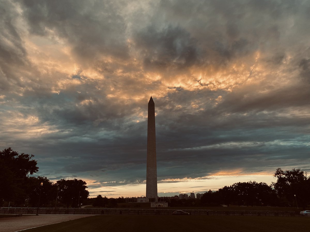 JimHavard's tweet photo. Such a great sky in DC tonight just after sunset! @capitalweather @StormHour https://t.co/KlzdqtibzP