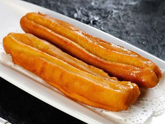 cultureCHN's tweet image. 油条，又称馃子，是一种古老的面食，长条形中空的油炸食品，口感松脆有韧劲，中国传统的早点之一。
  油条的叫法各地不一，山西称之为麻叶；东北和华北很多地区称油条为“馃子”；安徽一些地区称“油馍”；广州及周边地区称油炸鬼；潮汕地区等地称油炸果；浙江地区有天罗筋的称法。
#油条 #传统食品