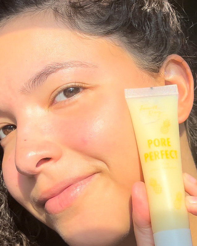 FourthRayBeauty's tweet photo. where are my oily besties at?! 👋🏼

stay matte but hydrated with our 2-in-1 primer and moisturizer, Pore Perfect 💛

📸glowbylindaa 

#fourthraybeauty #skincare #oilyskin #matte #blurredpores #mattifying #primer #moisturizer https://t.co/cNizvB001B