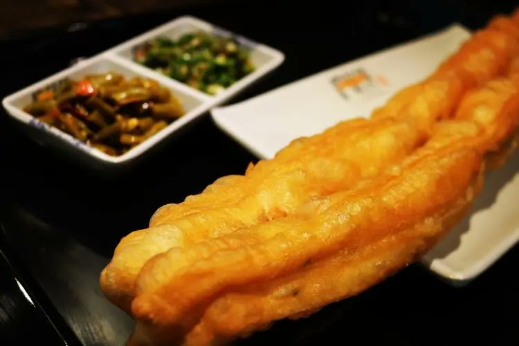 cultureCHN's tweet image. 油条，又称馃子，是一种古老的面食，长条形中空的油炸食品，口感松脆有韧劲，中国传统的早点之一。
  油条的叫法各地不一，山西称之为麻叶；东北和华北很多地区称油条为“馃子”；安徽一些地区称“油馍”；广州及周边地区称油炸鬼；潮汕地区等地称油炸果；浙江地区有天罗筋的称法。
#油条 #传统食品