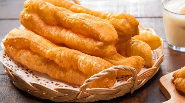 cultureCHN's tweet image. 油条，又称馃子，是一种古老的面食，长条形中空的油炸食品，口感松脆有韧劲，中国传统的早点之一。
  油条的叫法各地不一，山西称之为麻叶；东北和华北很多地区称油条为“馃子”；安徽一些地区称“油馍”；广州及周边地区称油炸鬼；潮汕地区等地称油炸果；浙江地区有天罗筋的称法。
#油条 #传统食品