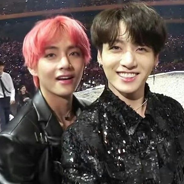 vhyungiekim's tweet photo. 🐻: "Jungkook, estás frente a mí ahora mismo ¿cómo estás? feliz cumpleaños. Puedo ver que estás ocupado con Tannie ahora mismo. Mis ojos están siempre en ti. Te amo ¡Tienes mucha suerte de poder pasar tu cumpleaños con Army! pásala genial en este día tan especial"

#taekook https://t.co/zrKx6e1m3u