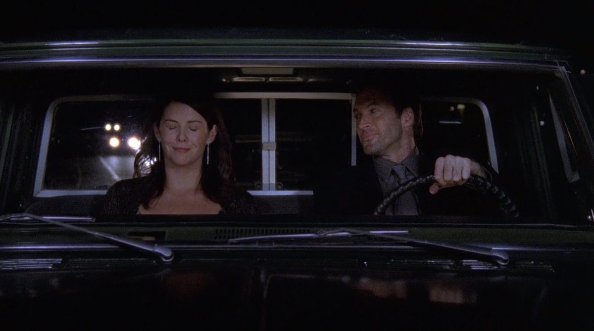 javajunkiebest's tweet photo. luke smiling at lorelai when she’s not looking <3 https://t.co/6YAbf5kzFN