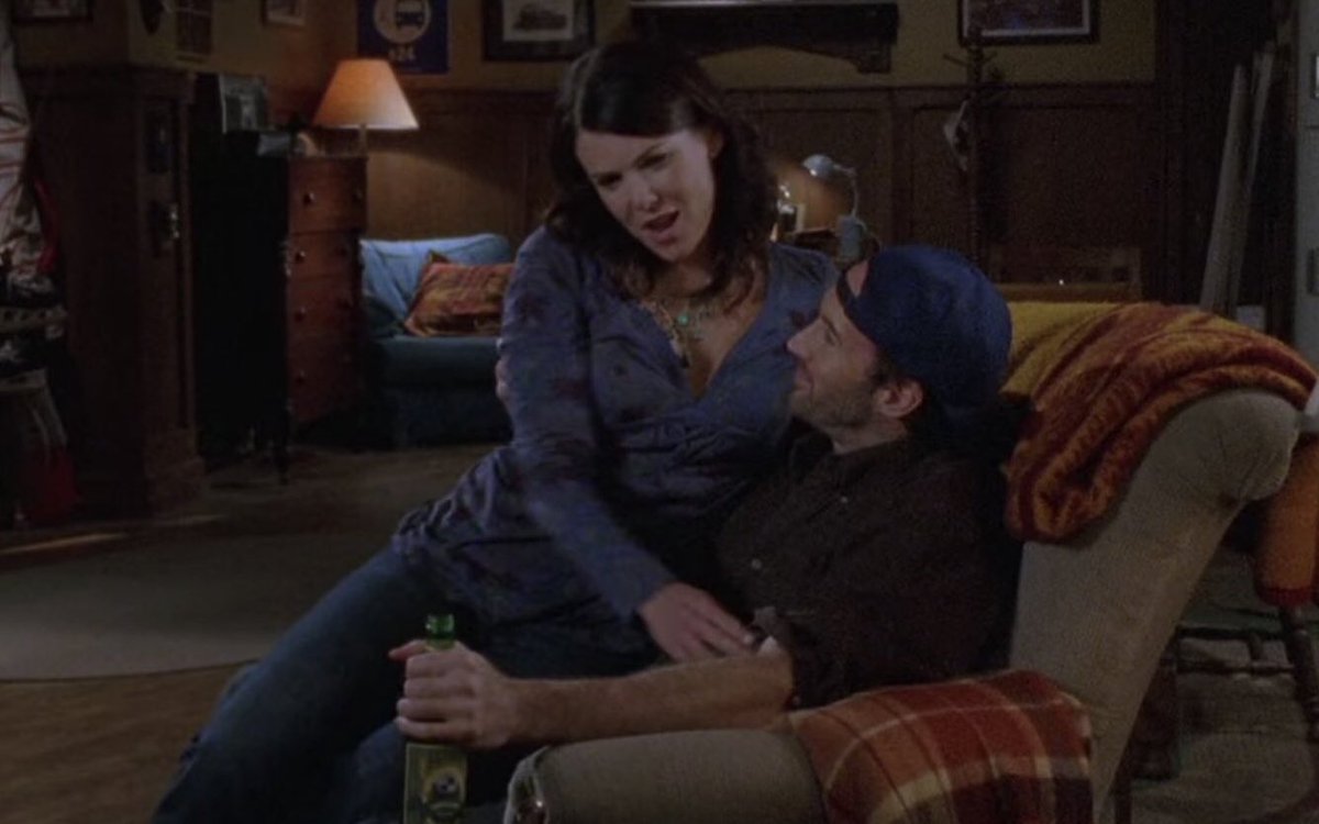 javajunkiebest's tweet photo. luke smiling at lorelai when she’s not looking <3 https://t.co/6YAbf5kzFN
