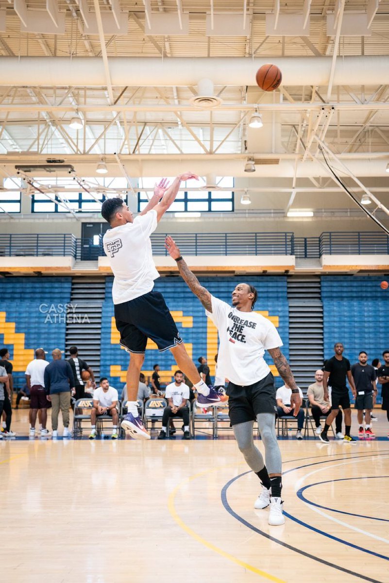 Esto es lo que salta Devin Booker para tirar un tiro en suspensión. 

Insólito
