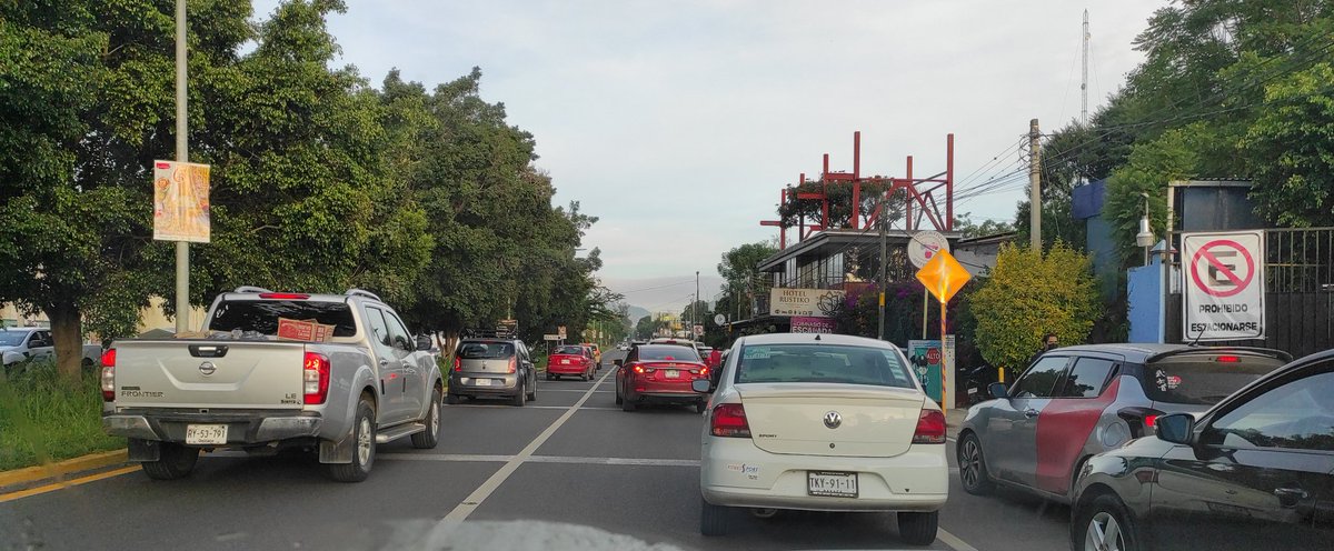 Awiwi2021's tweet photo. 1er semana de clases y ya es un caos de 7:40 a 8:00 am y de 1:50 a 2:30 pm sobre la Carrt. Int. Oaxaca - Istmo por la entrada y salida de escolares del Col. Educativo Antequera en #SanSebastianTutla #Oaxaca @mx_guardia @PolVial_GobOax @Policia_GobOax @GN_MEXICO_ https://t.co/bob0uEieDc