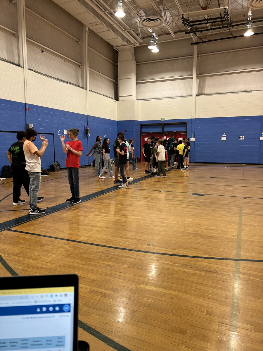Students in gr8 using #teamwork to get in alpha order (w/o verbal comm) and then #sharing out after our #gallerywalk in teams. @ommsaacps @AACPSHPED #doingwhatisrightnotwhatiseasy @MrHarless_PE @CoachLudlam #AACPSAwesome