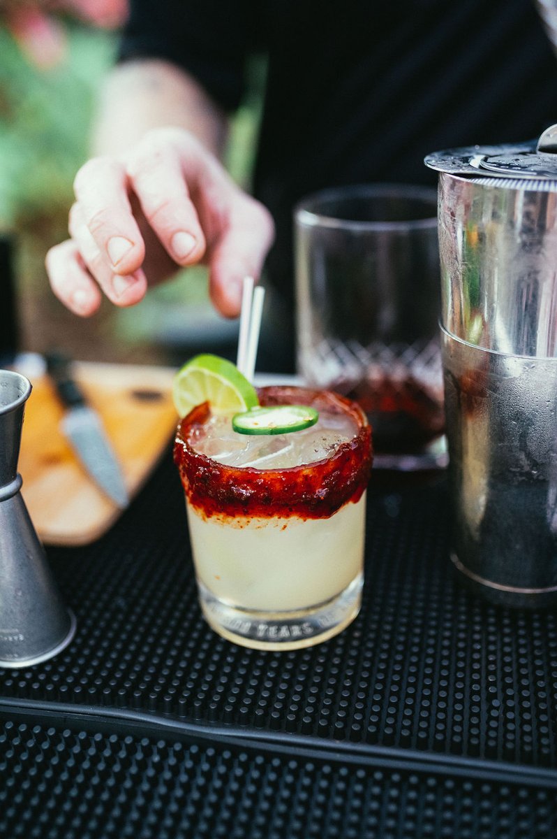 With Pristine Pours, you can have it your way! Make your event a time to remember because we got your bar covered 🔥💯
@erin_millerphotography 
#mobilebartendingservice #centralfloridavendors #mobilemixology #preferredvendor #craftcocktails #tikicocktails #martinibar #barpackages