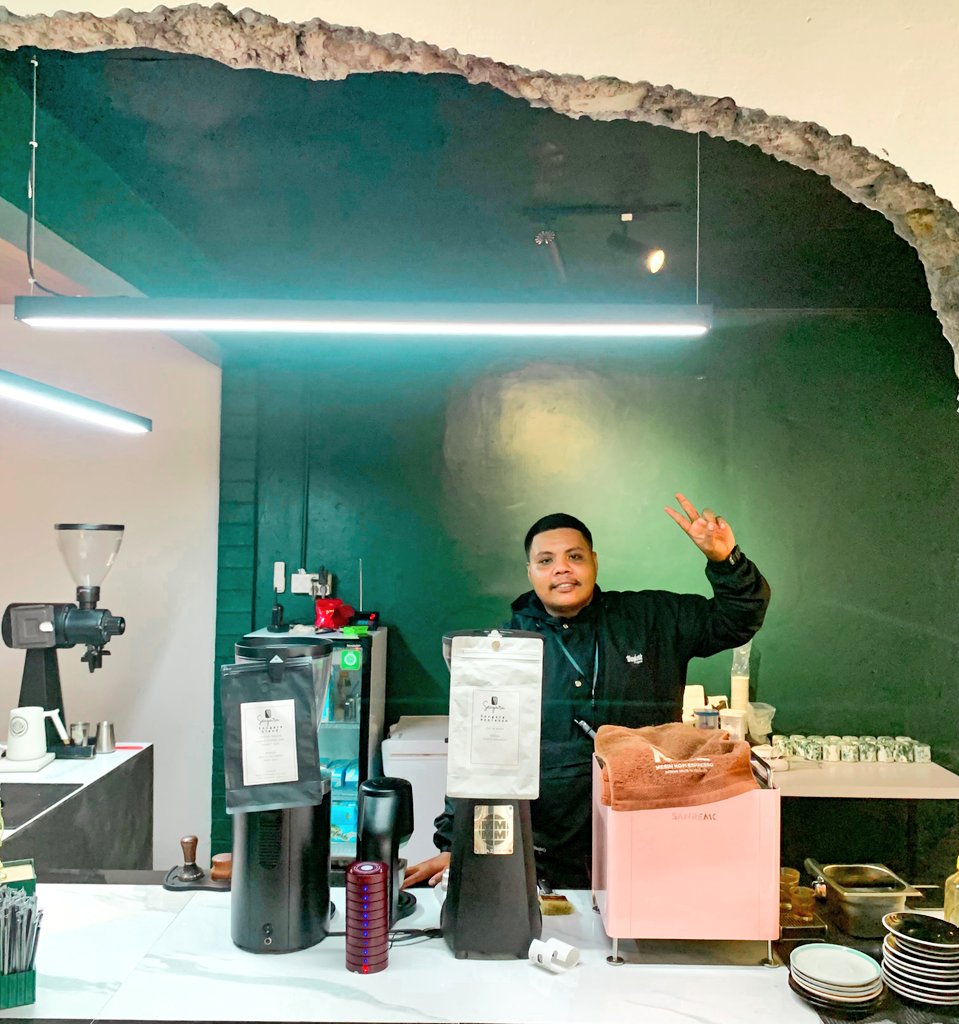 sukaanfal's tweet photo. Kepengen jadi barista biar bisa memahami artinya kopi pahit yg hampir mirip sama kehidupan yg pahit ini #eeaaaa https://t.co/jkwrRxWtTV
