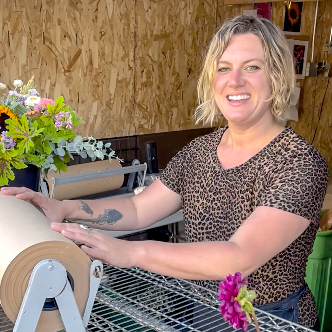 For florals you’ll really fauna over, head to the Markets then watch Angela’s breakdown on how to arrange the perfect #bouquet with those #FreshFromOurFriends picks! 💐 youtu.be/U6Bps-7bLEw