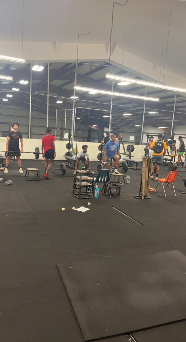 CoachJBarnes10's tweet photo. Today was a great day for our guys. We started practice off by having the guys write an appreciation letter to whomever they chose. I want to personally thank one of my mentors for the idea. Also I want to thank our assistant coach/strength coach Eric Thompson for the amazing job https://t.co/FTadhCs3k7