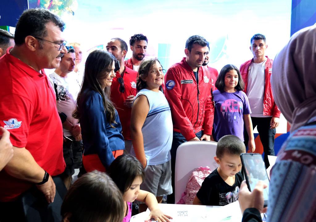Gençlerin Selçuk abisi TÜBİTAK standındaydı. ✨

<a href="/teknofest/">TEKNOFEST</a> YK Bşk. ve <a href="/T3Vakfi/">TR Teknoloji Takımı</a> Mütevelli Heyeti Bşk. Sn. <a href="/Selcuk/">Selçuk Bayraktar</a> Bayraktar ile birlikte TÜBİTAK standında gençlerimizin heyecanlarına ve yeteneklerine şahit olduk. 

👏🏻👏🏻👏🏻

#MilliTeknolojiHamlesi🇹🇷