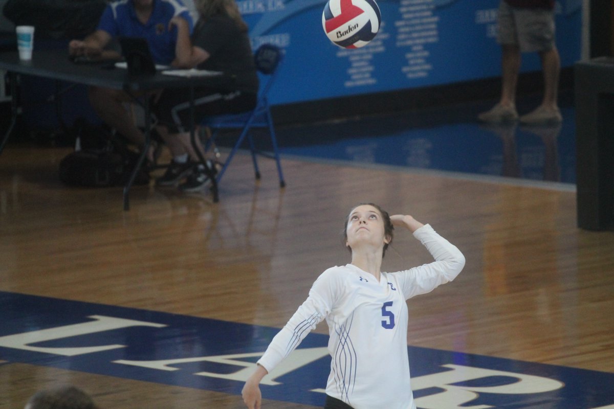 laruecohawks's tweet photo. LADY HAWKS VOLLEYBALL action pics from tonight https://t.co/SZTLyr2Jq8