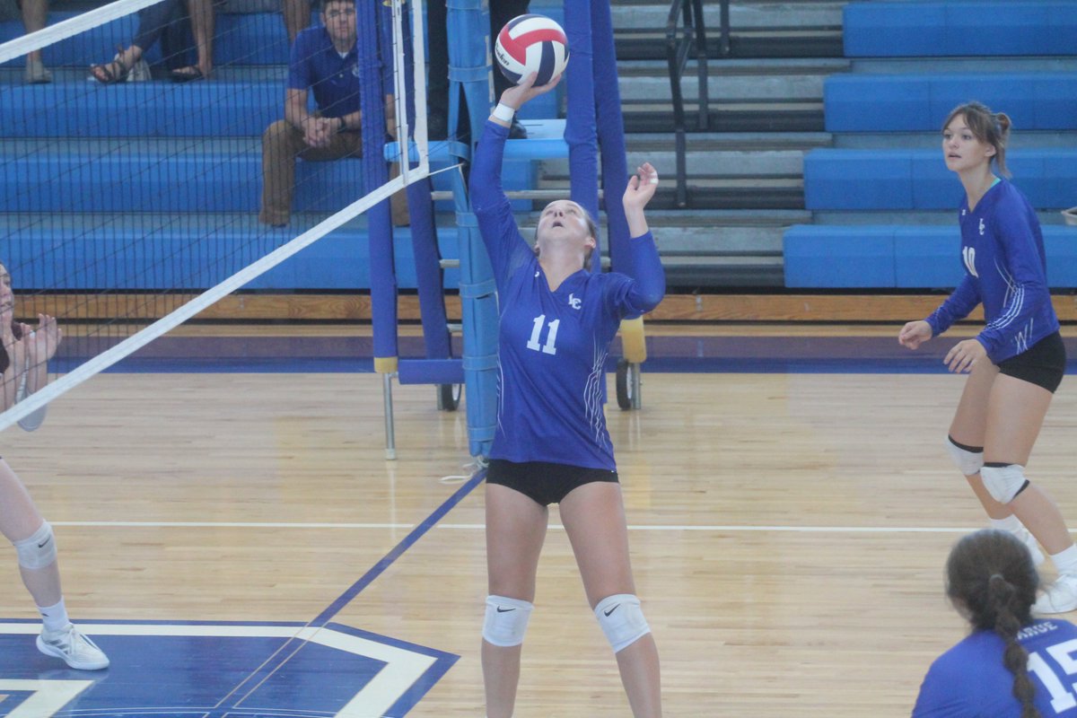 laruecohawks's tweet photo. LADY HAWKS VOLLEYBALL action pics from tonight https://t.co/SZTLyr2Jq8