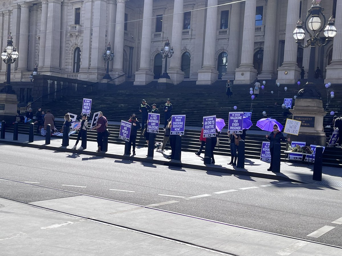 #endoverdose <a href="/HRV_Aust/">Harm Reduction Vic</a> setting up for our event at Parliament Steps today at 11. Looking good but let’s remember the message is serious. We need to stop the failed war on drugs