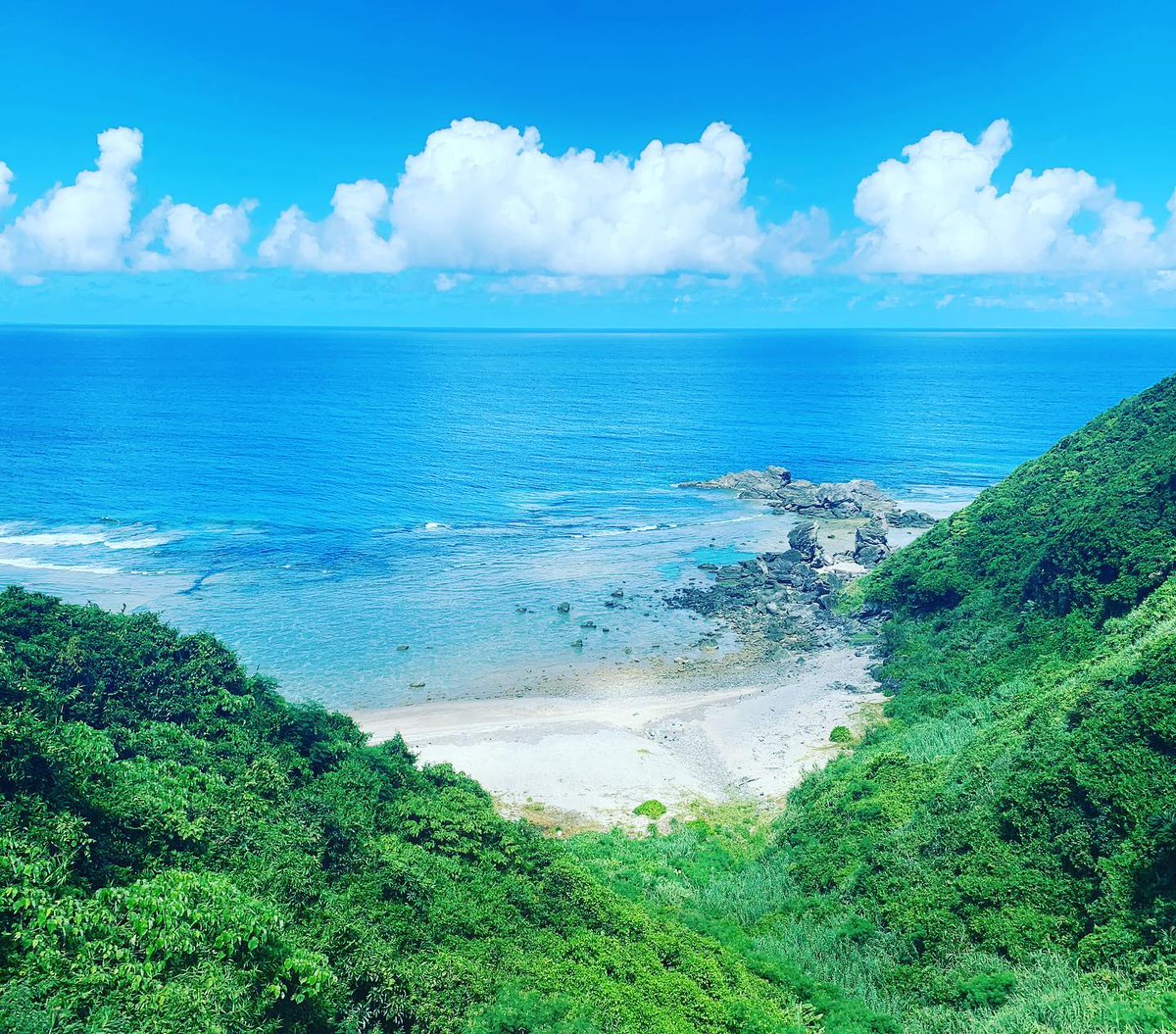 tourguide_jp's tweet photo. Okinawa Prefecture consists of more than 150 islands in the East China Sea between Taiwan and Honshu. It is known for its tropical climate, vast beaches and coral reefs.🏖🏝

 #japantrip #japanlover #japanese #japansightseeing #japantourism #view #asiatravel  #MyJapan #ilovejapan https://t.co/BvvAVHxVKC