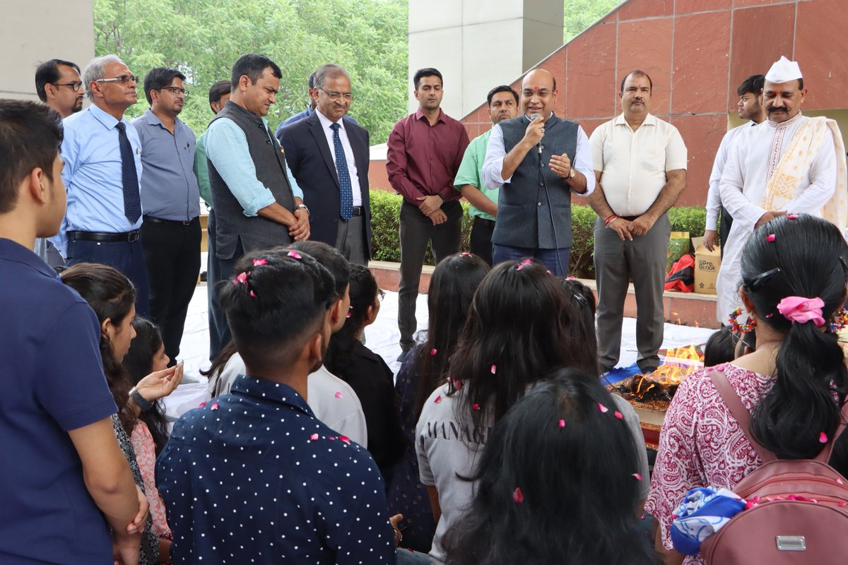 AmityUniJaipur's tweet photo. Invoking the blessings of #Almighty, the orientation program for the #NewEntrants kicked off with an auspicious Hawan ceremony.
#hawanceremony #orientation2022 #newbatch2022 #rituals #amityjaipur #jaipur https://t.co/YnqEGBVsEo