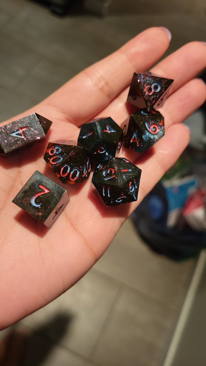 smoreadventures's tweet photo. "Puppet Master" dice update!! Decided to double the inking time with 2 colours :) Eddie would be proud🖤 to roll with these. Ahhh!! #HellfireClub #handmadedice #dnddice #dicemaker #resinart
☠️ just needs a final polish https://t.co/MviwFhfz8n