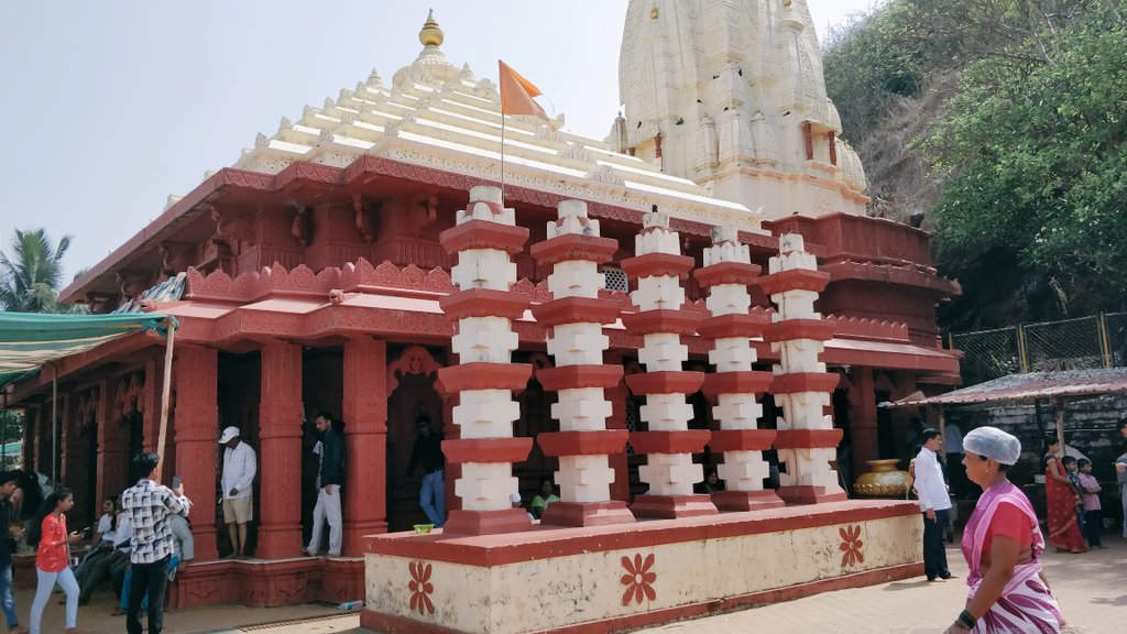 BackInTimeIndi1's tweet image. 400 years old Svayambhu Ganesha temple at the wonderful beach of #ganpatiphule #GaneshaChaturthi