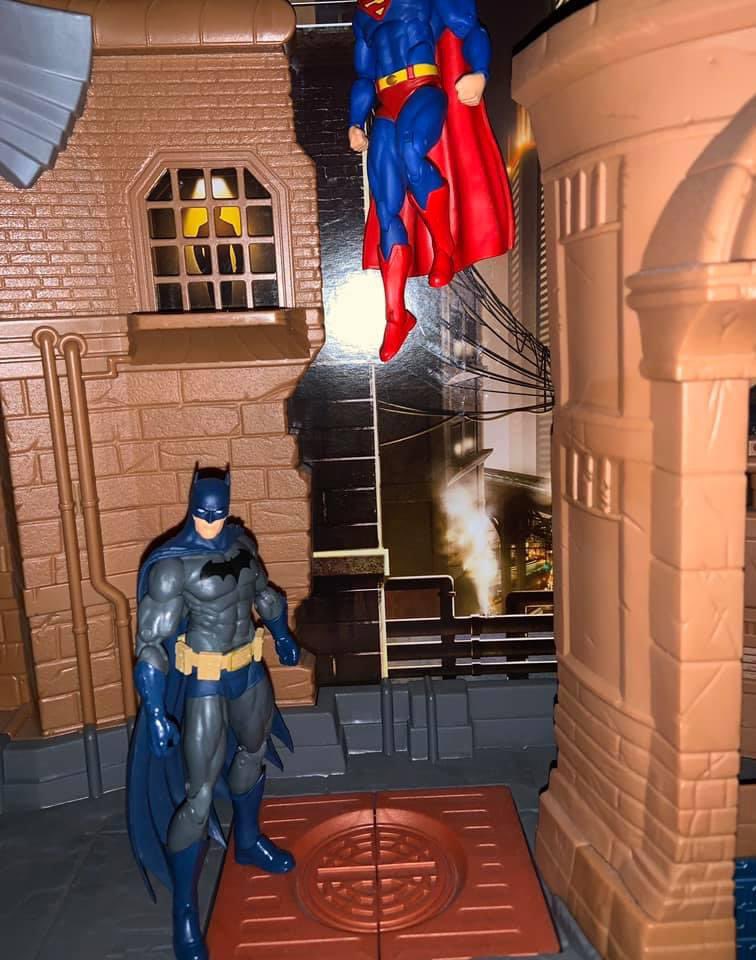 Nightwing_six's tweet photo. Aquí aplicando un cameo estilo Hamada Cia, un Superman headless que se pasa de visita por Gotham
#Batman #Superman #dccomics #dcicons #dccollectibles #toyphotography https://t.co/9is4DvIflT