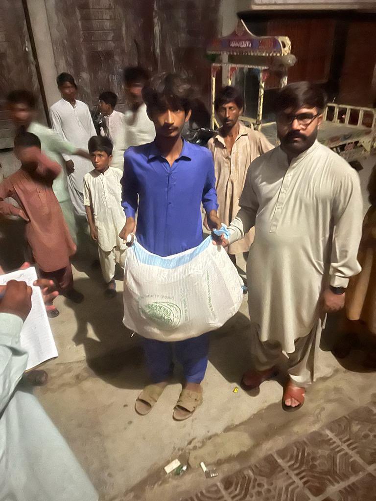 JavedNLaghari's tweet photo. Door to Door Rashan distribution by Sindh Govt to flood victims at Nawabshah. Whole land is under water only few cities and towns are remaining and people have gathered on dry land, we are trying to reach out to everyone as per directives of Chairman @BBhuttoZardari. https://t.co/5ibXsQ220i