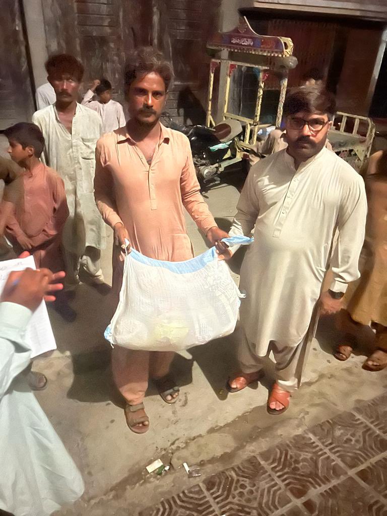 JavedNLaghari's tweet photo. Door to Door Rashan distribution by Sindh Govt to flood victims at Nawabshah. Whole land is under water only few cities and towns are remaining and people have gathered on dry land, we are trying to reach out to everyone as per directives of Chairman @BBhuttoZardari. https://t.co/5ibXsQ220i
