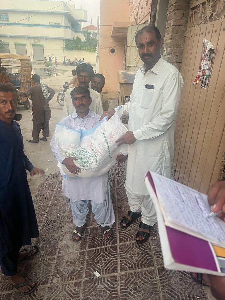 JavedNLaghari's tweet photo. Door to Door Rashan distribution by Sindh Govt to flood victims at Nawabshah. Whole land is under water only few cities and towns are remaining and people have gathered on dry land, we are trying to reach out to everyone as per directives of Chairman @BBhuttoZardari. https://t.co/5ibXsQ220i