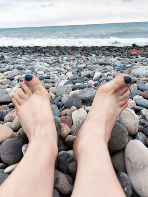 Look at my beautiful toes in the sea waves 😍 #footfetish #smalltoes   https://t.co/mnFEB6ZlD3 https://t<a href="/tag/footfetish"class="tags">#footfetish</a><a href="/tag/smalltoes"class="tags"><span>#smalltoes</span></a>