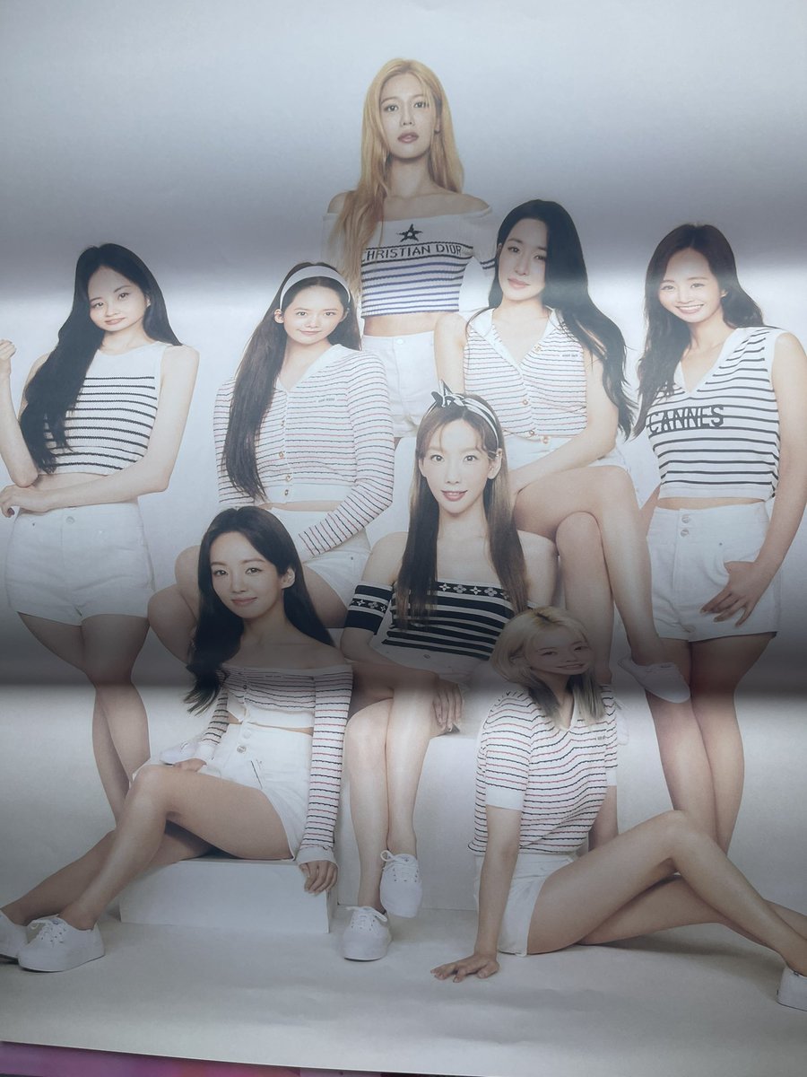 cantstopandtt's tweet photo. แจกโปสเตอร์ SNSD — FOREVER 1 เวอร์ชัน Deluxe แนวตั้ง *เราออกค่าส่งให้ฟรี 

— กติกา ; รีทวิต + ฟอล
— ประกาศผล วันพฤหัสบดีที่ 1 กันยายน เวลา 22.00 น. 
— ลักษณะจะเป็นคล้ายลูกระนาดและมีรอยตามมุมบ้างเล็กน้อย

ขอให้ทุกคนโชคดีนะครับ ขออนุญาตติด Tag นะครับ

#ตลาดนัดSNSD #ตลาดนัดโซชิ https://t.co/A7f1P15eI4