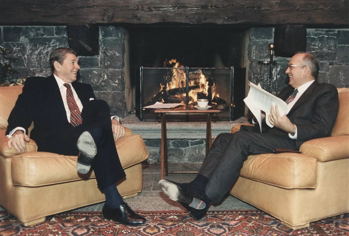 honegger's tweet photo. Der Gipfel in Genf 1985 ist meine erste News-Erinnerung: Da durften wir fernsehen, weil «Geschichte geschrieben wird», so mein Vater. 

Wenige Jahre später war die Sowjetunion in der Tat Geschichte. 

#RIPGorbatschow #History https://t.co/y1rikxumAf
