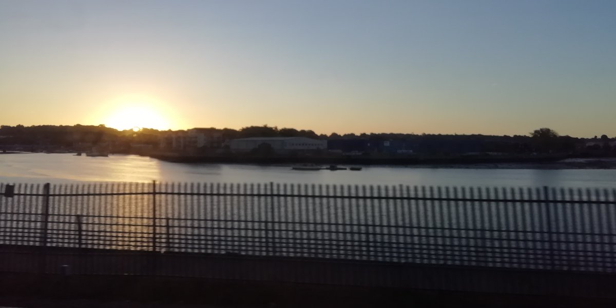 DrSimonGerrard's tweet photo. Sunrise over the River #Itchen (taken from the train). #commute #offtoLondon https://t.co/f75BOO8cVK