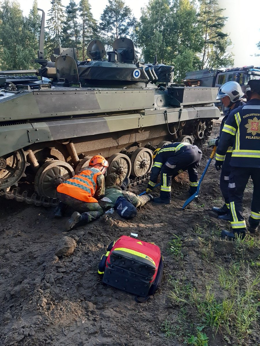 Puolustusvoimien pelastustoiminnan valmiusharjoitus on käynnissä @PanssariPR. Tiistaina harjoiteltiin mm. panssarivaunuhenkilöstön pelastamista ja raskaankaluston tieliikenneonnettomuuden pelastustoimintaa. Harjoitus järjestetään #Parola22 -harjoituksen yhteydessä. #PVPETO22