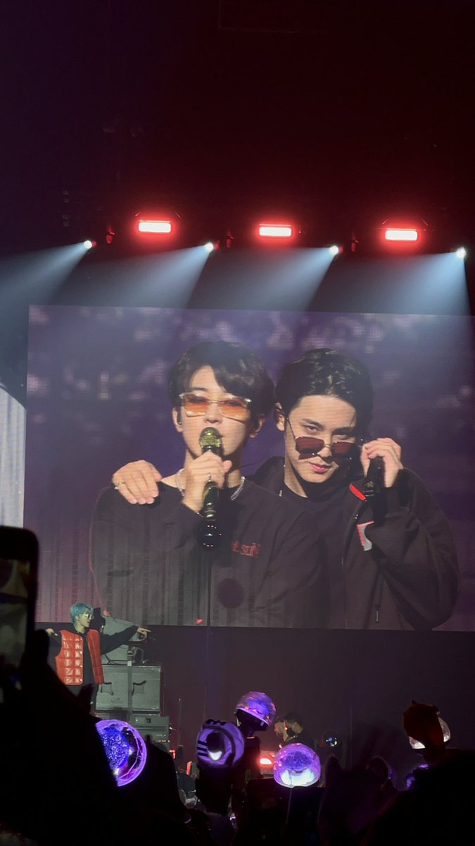 svtjw's tweet photo. i have not stopped thinking about this moment i took ugh #SEVENTEENinATLANTA #SEVENTEENinATL @pledis_17 https://t.co/7r3IC1nIcB