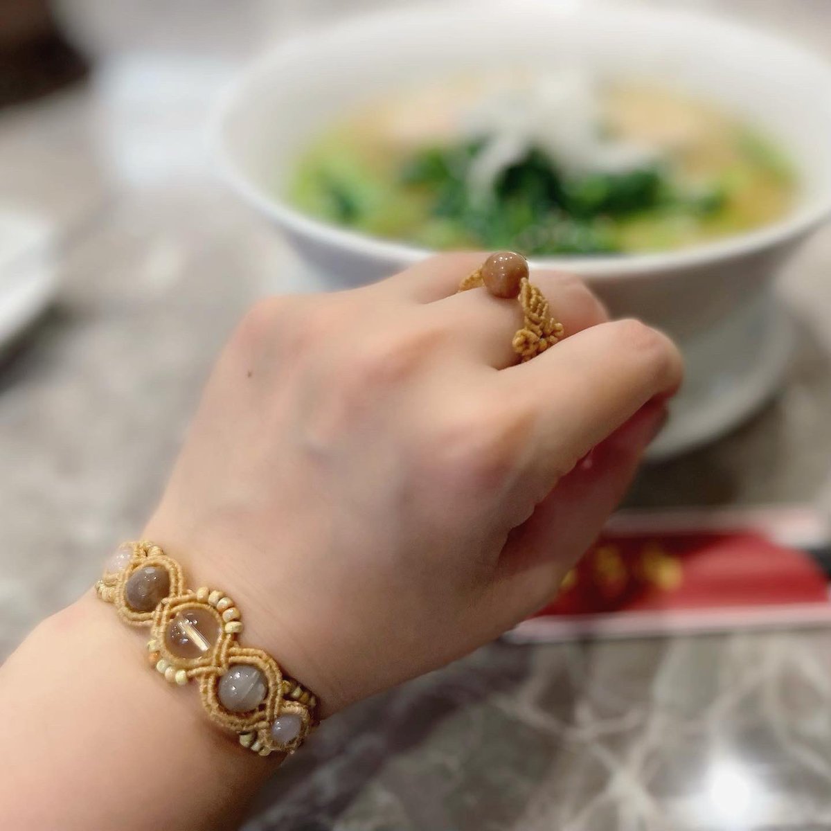 candy_macrame's tweet photo. 横浜中華街福満園のラーメンとマクラメ作品😊
#macrame #macramering #macrameblacelet #マクラメ #マクラメリング #マクラメブレスレット #福満園 #ラーメン https://t.co/AsHU3tvc1y