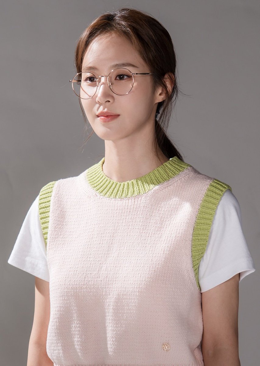 seosal2's tweet photo. #YulSeo #SEOHYUN #Yuri #glasses https://t.co/4NXNdWmvD0