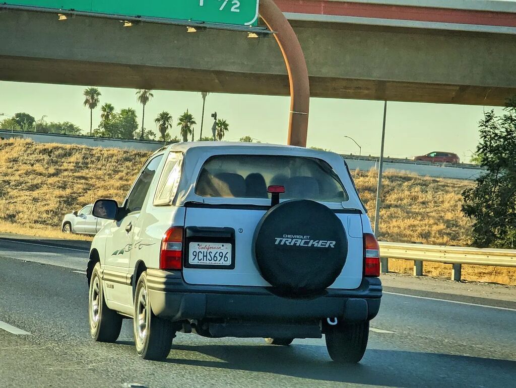 JustCarsTrucks's tweet photo. #Chevrolet #Chevy #Tracker #GeoTracker #ChevyTracker #ChevroletTracker #9CHS696 #JustCarsandTrucks #cars #trucks #luxurycar #junkcar #car #truck #jeep #suv #van #minivan #sedan #pickup #coupe #wagon #stationwagon #hatch #hatchback #liftback #Fresno #Cali… https://t.co/NVItR98mUB https://t.co/d1I7LKxmWa