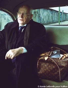 annebormans's tweet image. L’image qui restera ? #Gorbatchev @LouisVuitton le combo communisme et luxe … #lemur