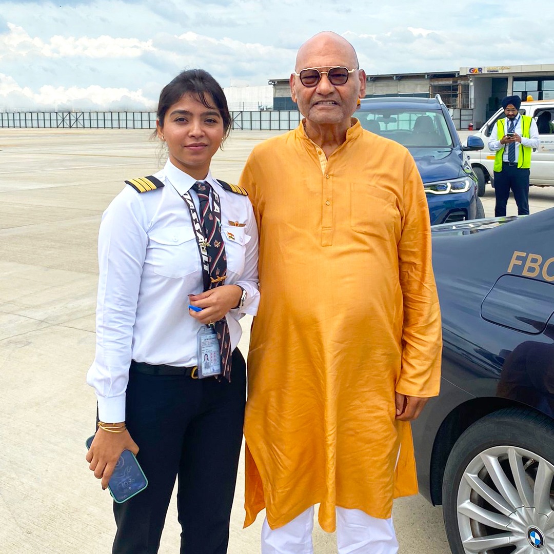AnilAgarwal_Ved's tweet photo. On my recent trip, a young pilot named Captain Neha Kapoor walked up to me and told me that she used to work at Cairn Vedanta. It made me happy to hear that people who have worked with us have succeeded in their careers. (1/3) https://t.co/nQxYV91s8k