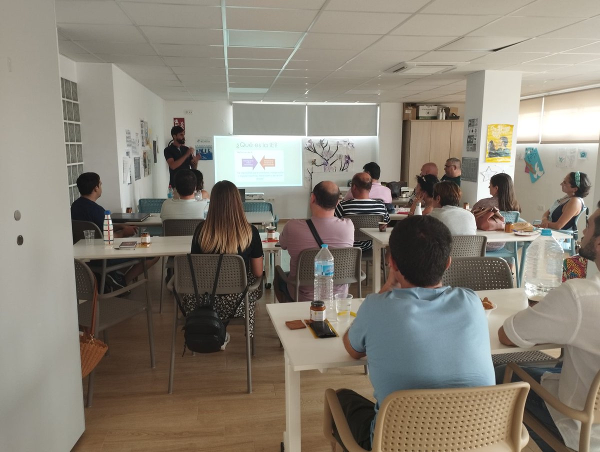 PVuelaCOMARES's tweet photo. Reunión Comarcal de trabajo AIL #Guadalinfo Taller @Afadax1 @CGcutar @VuelaGuadalinfo https://t.co/WmusOfXDsX