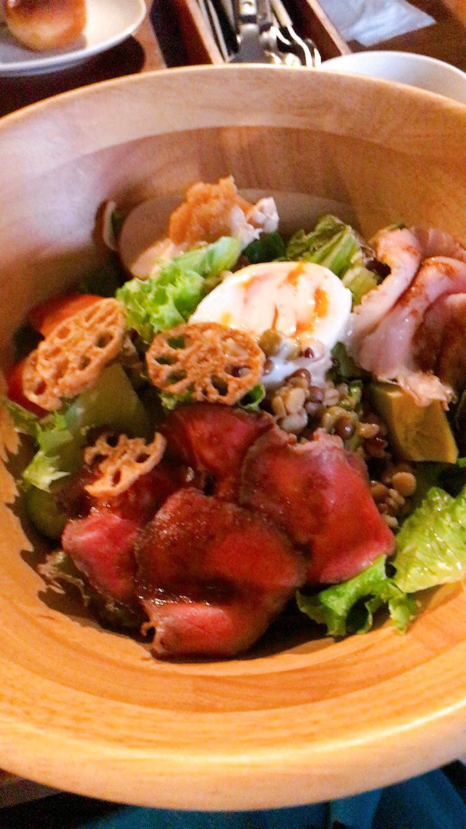 okarina_8010's tweet photo. ランチ~♪
『パワーサラダ』
ローストビーフ&ポーク&チキン
サラダ🥗もたっぷり😋
もちろんビール🍺も欠かせませんね🥰
#MONPAL
#門前仲町 https://t.co/8RTPJ8e4Z1